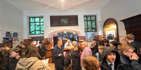 Powiększ grafikę: dzien-w-urzedzie-651662.jpg