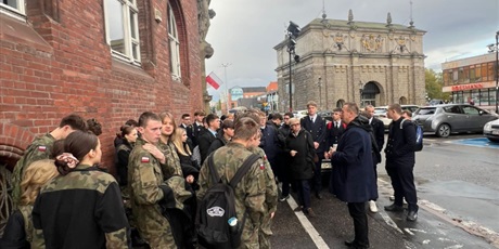 Powiększ grafikę: dzien-w-urzedzie-651663.jpg