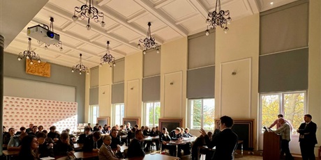 Powiększ grafikę: dzien-w-urzedzie-651664.jpg