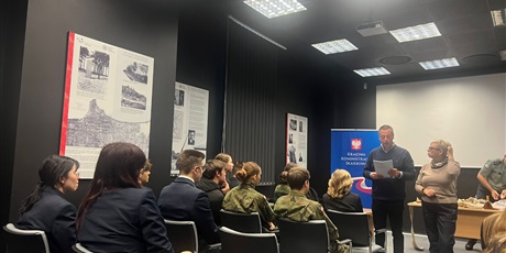 Powiększ grafikę: dzien-w-urzedzie-651665.jpg