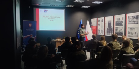 Powiększ grafikę: dzien-w-urzedzie-651668.jpg