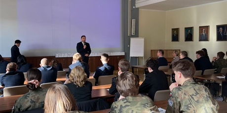 Powiększ grafikę: dzien-w-urzedzie-651671.jpg