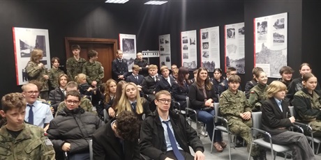 Powiększ grafikę: dzien-w-urzedzie-651672.jpg