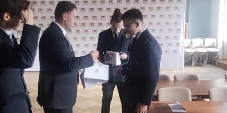 Powiększ grafikę: dzien-w-urzedzie-651677.jpg