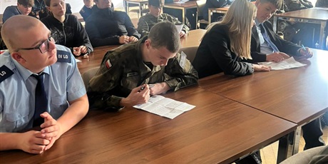 Powiększ grafikę: dzien-w-urzedzie-651679.jpg