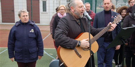 Powiększ grafikę: hymn-narodowy-w-wykonaniu-uczniow-4-lo-242926.jpg