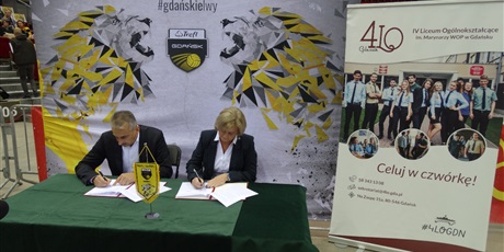 Powiększ grafikę: iv-lo-z-oms-i-lotos-trefl-partnerami-116299.jpg