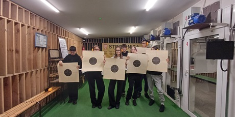 Klasa 1B pozdrawia ze strzelnicy! 