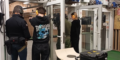 Powiększ grafikę: klasa-1b-pozdrawia-ze-strzelnicy-662693.jpg