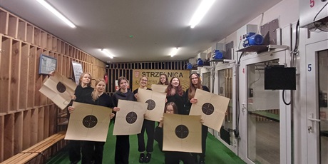 Powiększ grafikę: klasa-1b-pozdrawia-ze-strzelnicy-662695.jpg