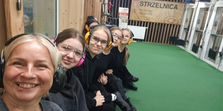 Powiększ grafikę: klasa-1b-pozdrawia-ze-strzelnicy-662701.jpg