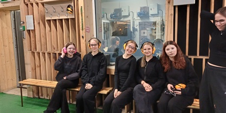 Powiększ grafikę: klasa-1b-pozdrawia-ze-strzelnicy-662705.jpg