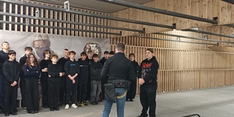 Powiększ grafikę: klasa-1b-pozdrawia-ze-strzelnicy-662706.jpg