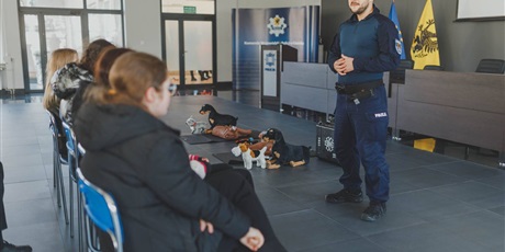 Powiększ grafikę: mundurowa-mlodziez-z-wizyta-w-osrodku-szkolenia-policji-w-gdansku-687033.jpg