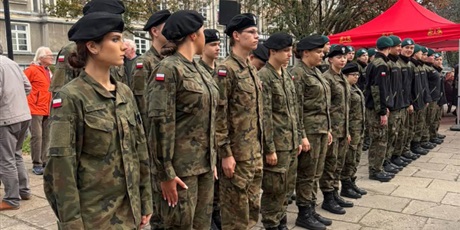 Powiększ grafikę: patriotyczne-spotkanie-przy-pomniku-tym-co-za-polskosc-gdanska-717917.jpg