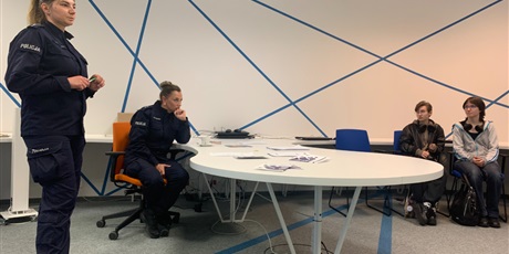 Powiększ grafikę: pierwsza-pomoc-i-warsztaty-policyjne-w-centrum-rozwoju-talentow-624418.jpg