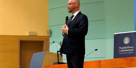 Powiększ grafikę: prawo-nie-jest-czyms-co-ktos-moze-ci-dac-to-cos-czego-nikt-nie-moze-ci-odebrac-r-clark-595386.jpg