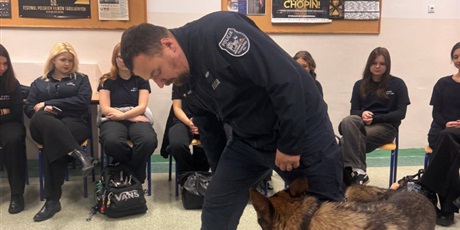 Powiększ grafikę: spotkanie-1b-2b-3b-ze-st-asp-lukaszem-wrzoskowiczem-659351.jpg