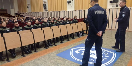 Powiększ grafikę: uczniowie-1b-i-1f-w-szkole-policji-w-slupsku-659334.jpg