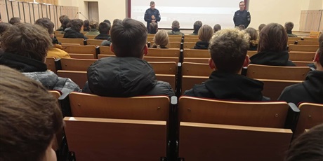 Powiększ grafikę: uczniowie-1b-i-1f-w-szkole-policji-w-slupsku-659336.jpg