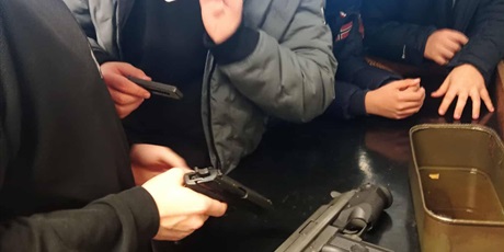 Powiększ grafikę: uczniowie-1b-i-1f-w-szkole-policji-w-slupsku-659337.jpg