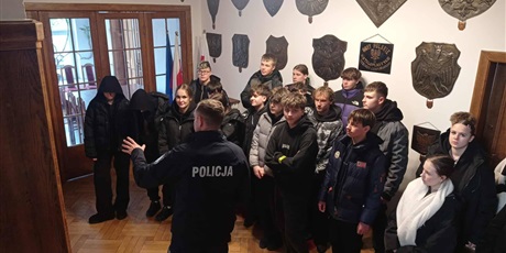 Powiększ grafikę: uczniowie-1b-i-1f-w-szkole-policji-w-slupsku-659338.jpg
