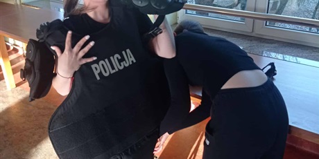 Powiększ grafikę: uczniowie-1b-i-1f-w-szkole-policji-w-slupsku-659340.jpg