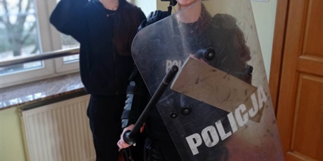 Powiększ grafikę: uczniowie-1b-i-1f-w-szkole-policji-w-slupsku-659341.jpg