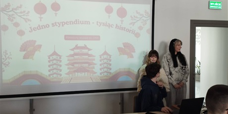 Powiększ grafikę: uczniowie-4-lo-na-dniach-otwartych-ug-680271.jpg