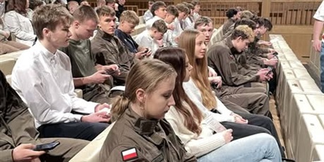 Powiększ grafikę: wizyta-w-teatrze-szekspirowskim-687523.jpg