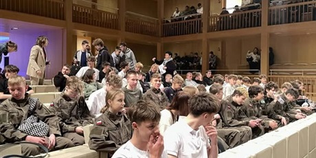 Powiększ grafikę: wizyta-w-teatrze-szekspirowskim-687524.jpg
