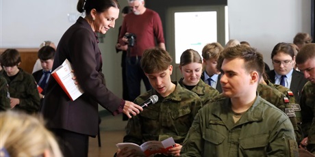 Powiększ grafikę: wizyta-wojewody-pomorskiej-w-iv-lo-679013.jpg