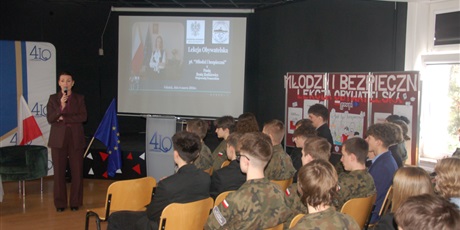 Powiększ grafikę: wizyta-wojewody-pomorskiej-w-iv-lo-679019.jpg