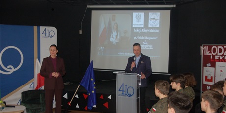 Powiększ grafikę: wizyta-wojewody-pomorskiej-w-iv-lo-679027.jpg