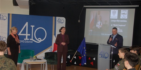 Powiększ grafikę: wizyta-wojewody-pomorskiej-w-iv-lo-679028.jpg