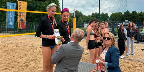 Powiększ grafikę: wojewodzkie-szkolne-mistrzostwa-w-pilke-siatkowa-plazowa-w-starogardzie-gdanskim-700107.jpg
