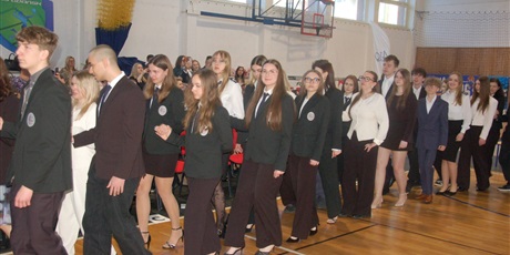 Powiększ grafikę: za-nami-uroczyste-zakonczenie-roku-klas-maturalnych-689207.jpg