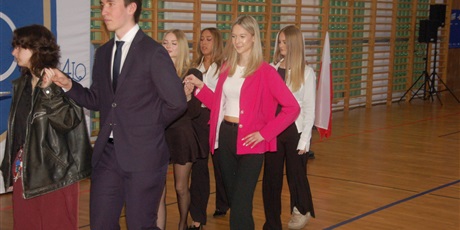 Powiększ grafikę: za-nami-uroczyste-zakonczenie-roku-klas-maturalnych-689209.jpg