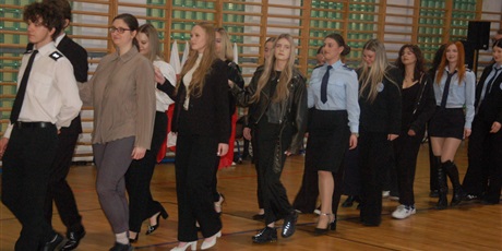 Powiększ grafikę: za-nami-uroczyste-zakonczenie-roku-klas-maturalnych-689210.jpg