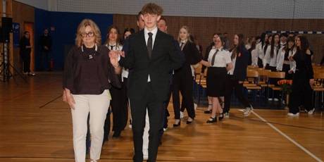 Powiększ grafikę: za-nami-uroczyste-zakonczenie-roku-klas-maturalnych-689212.jpg