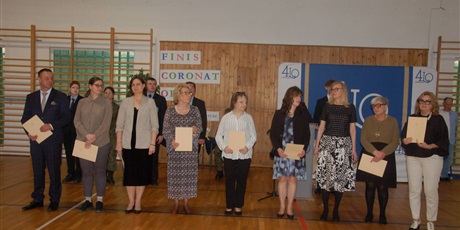 Powiększ grafikę: za-nami-uroczyste-zakonczenie-roku-klas-maturalnych-689214.jpg