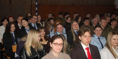 Powiększ grafikę: za-nami-uroczyste-zakonczenie-roku-klas-maturalnych-689215.jpg