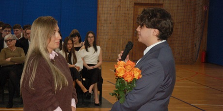 Powiększ grafikę: za-nami-uroczyste-zakonczenie-roku-klas-maturalnych-689219.jpg