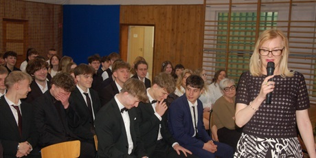 Powiększ grafikę: za-nami-uroczyste-zakonczenie-roku-klas-maturalnych-689222.jpg