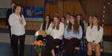 Powiększ grafikę: za-nami-uroczyste-zakonczenie-roku-klas-maturalnych-689224.jpg