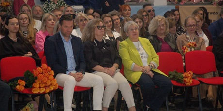 Powiększ grafikę: za-nami-uroczyste-zakonczenie-roku-klas-maturalnych-689226.jpg