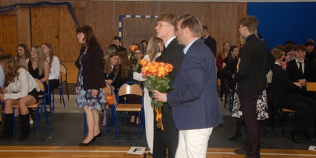 Powiększ grafikę: za-nami-uroczyste-zakonczenie-roku-klas-maturalnych-689231.jpg