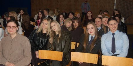 Powiększ grafikę: za-nami-uroczyste-zakonczenie-roku-klas-maturalnych-689232.jpg