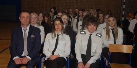 Powiększ grafikę: za-nami-uroczyste-zakonczenie-roku-klas-maturalnych-689234.jpg