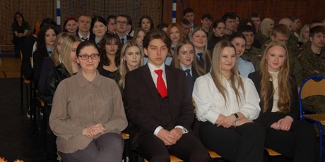 Powiększ grafikę: za-nami-uroczyste-zakonczenie-roku-klas-maturalnych-689235.jpg